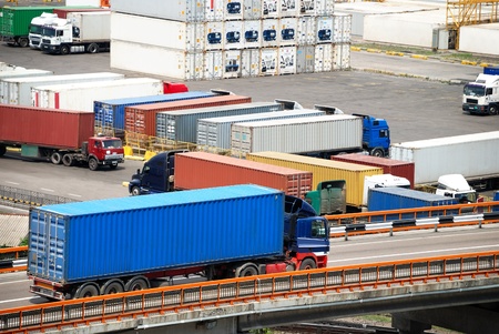 Transportation of cargoes in containers by lorry