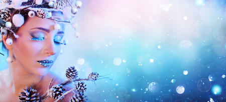 Winter Woman - Beauty Model Girl With Snowy Pineconesの写真素材