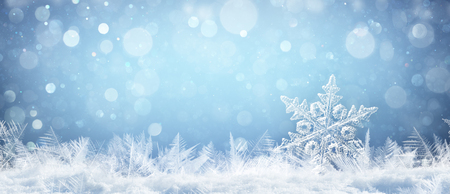 Snowflake On Natural Snowdrift Close Up - Christmas And Winter Backgroundの写真素材