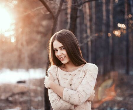 Portrait of a cute brunette in a frosty park. 
の写真素材