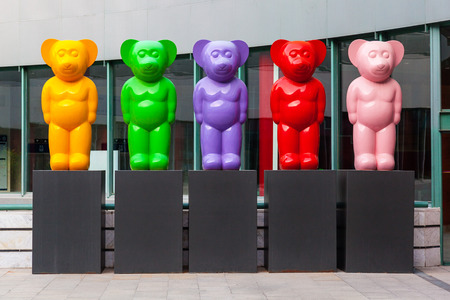 MADRID, SPAIN - OCTOBER 07: The Big Bears in Ifema by an artist called dEmo. In recent years, his sculptures have become a constant presence outside of major Spanish and international museums, both in solo and group exhibitions, on October 07, 2011 in Madのeditorial素材