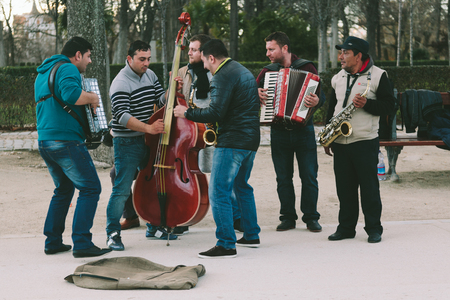 MADRID - JANUARY 25: Band of streets musicians playing in Retiro Park on January 25, 2014 in Madrid, Spain. This park is the largest one of the city.のeditorial素材