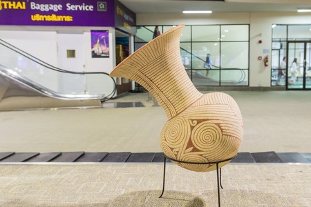 Udornthani, Thailand - Aug 19, 2016 : The replica of Ban Chiang earthenware demonstrated at Udornthani International airportのeditorial素材