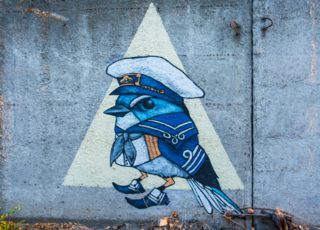 graffiti bird on a city wallのeditorial素材