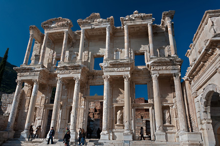 The library of Celsus is an ancient Roman building in Ephesus, Anatolia, Turkey. It was built in honor of the Roman SenatorTiberius Julius Celsus Polemaeanus, who had been consul in 92 AD, governor of Asia in 115 AD, and a wealthy and popular local citizeのeditorial素材