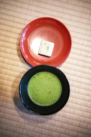 Japanese green matcha tea  top view. Japanese matcha green tea latte in black bowl on  background. Top viewの写真素材