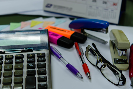 A desk full of papers placed the disorder, is putting things on the table that is not a bad dealのeditorial素材