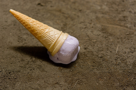 Cup ice cream albino falling on the area is very dirty