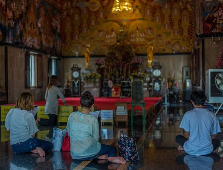 Bangkok, Thailand - Feb 14, 2015 Unidentified people is praying in Buddhist temple of Hualamphong temple.のeditorial素材