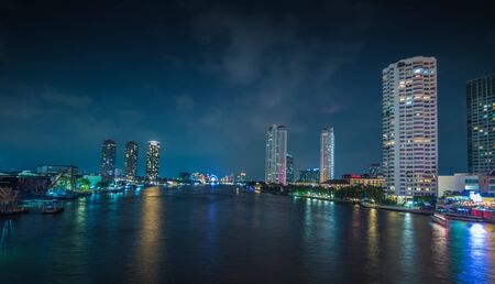 Bangkok, Thailand Apr 6, 2015 Landscape before rain at Sathorn bridge over Chao Phraya Riverのeditorial素材