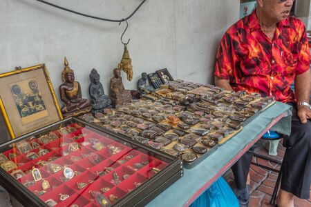 Bangkok, Thailand - Sep 4, 2016 Unidentified man sell amulet and religian item on street in Chinatown area or Yaowaratのeditorial素材