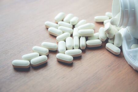 medicine pill on wood tableの写真素材