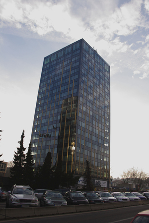 Window washers working on building.のeditorial素材