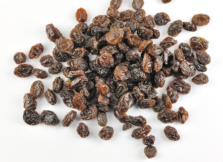 heap of delicious raisins isolated on white background の写真素材