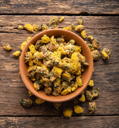 dry chrysanthemum in a bowl on woodenの写真素材