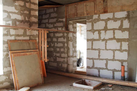 interior of a country house under construction. Site on which the walls are built of gas concrete blocks with wooden formworkの写真素材