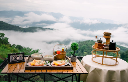 Drip coffee and breakfast, relax with a view of fog and mountains.