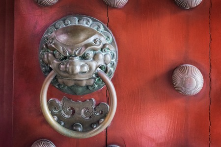 The decorations on the door of the Buddha Tooth Relic Temple in China Town, Singaporeの写真素材