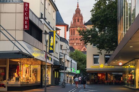 Mainz, Germany - August 11, 2018: Old Town of Mainz with Mainz Cathedral in the background, evening view scene with walking peopleのeditorial素材