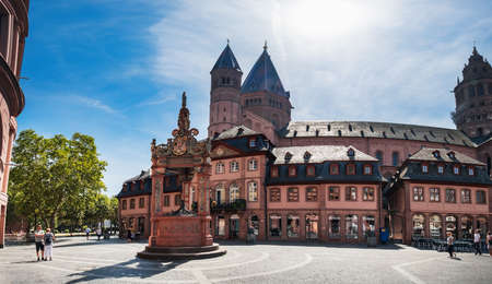 Mainz, Germany - August 12, 2018: Tourist people walking and enjoying views of Mainz Cathedral and market square Mainz Old Town in beautiful summer dayのeditorial素材