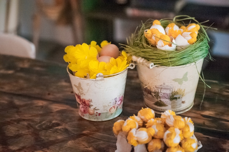 The loft-house is decorated for Easter. Easter decor home. Festive mood in a beautiful house with greenery, colorful eggs, garland.の写真素材