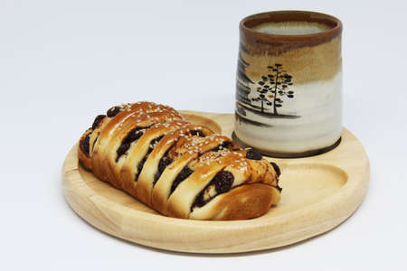 cinnamon raisin bagel in wooden plate with teaの写真素材