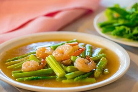 Stir fried shrimp with fresh asparagus