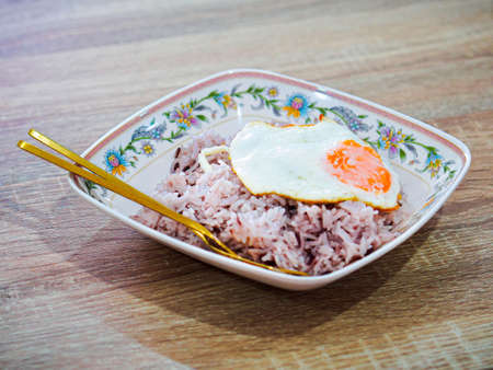 Thai fast food riceberry rice put the fried egg on top.
Thai breakfast fried egg with rice.
Rice toping eggs on dish are easy to make and have protein to keep the body healthy.の写真素材