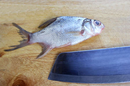 Clean the fish on the cutting board