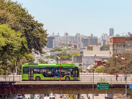 Highway traffic in the center of SÃ£o Paulo. Liberdade, Sao Paulo, Brazil. November 11, 2025.のeditorial素材