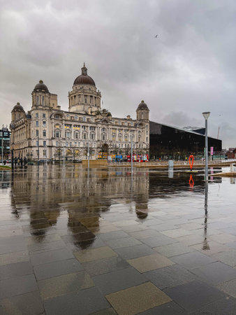 Februari 11, Liverpool, UK. Old buildings, at the waterfront in Liverpool.のeditorial素材