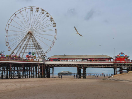 Februari 14, 2025. The Blackpool Tower and the pier at night in Blackpool, UK.のeditorial素材