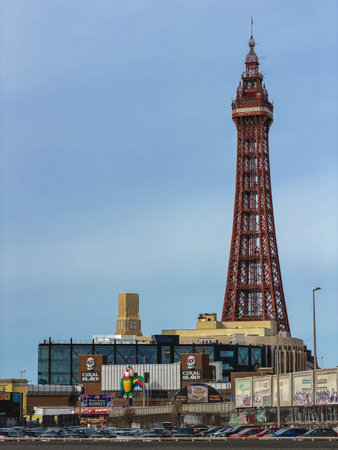 Februari 14, 2025. The Blackpool Tower and the pier at night in Blackpool, UK.