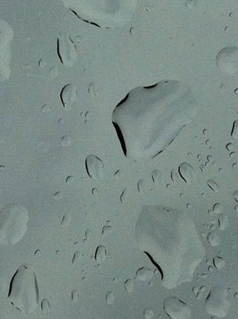 Water drops on glassの素材