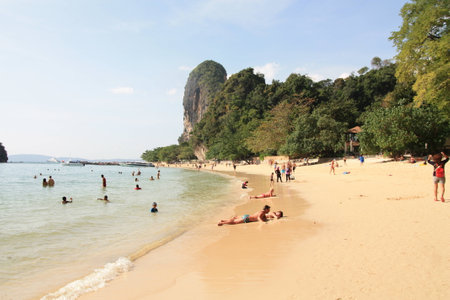 Krabi,Thailand,December 15,2013.Many people traveled to Railey Beach ,the famous attractions of Thailandのeditorial素材