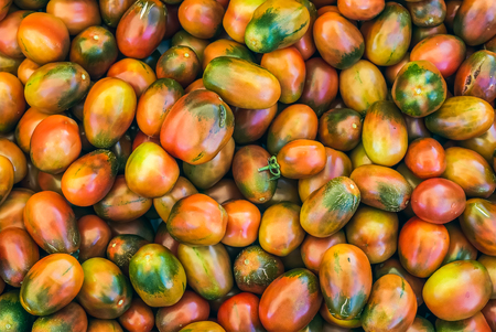 Ripe kumato tomatoes on a market stall in Viennaの写真素材