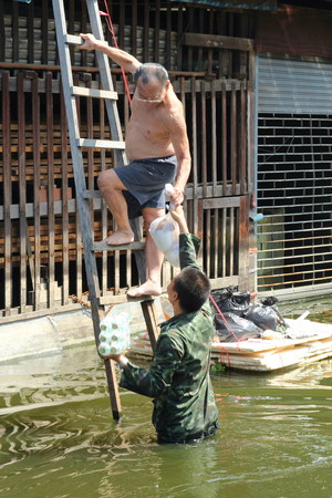THAILAND Flood Don Muang City 24 11  2011 Phaholythin 87 Rd , Soldiers bring aid to The Victims in BANGKOK 3 Months Last のeditorial素材