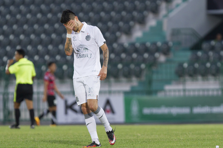 BANGKOK,THAILAND:APRIL;2016:Kaio Felipe Goncalves of Buriram during football Toyota League cup between Army FC and BURIRAM UTD. , at Army Stadium on April 10,2016:Thailand.のeditorial素材