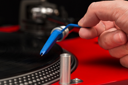 Turntable vinyl disc player that moves the needle by hand