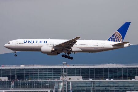 FRANKFURT / GERMANY - AUGUST 18, 2013: United Airlines Boeing 777-200 N782UA passenger plane landing at Frankfurt Airportのeditorial素材