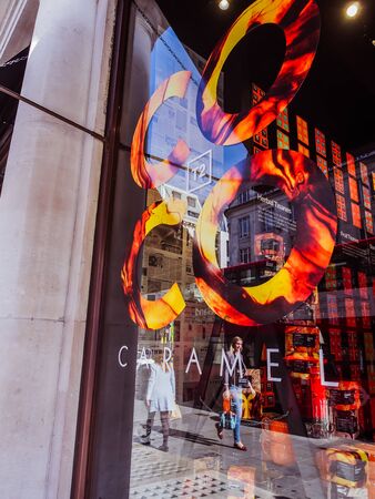 London, England - September 28 2015: British Tea shop T2 at Tottenham Court Roadのeditorial素材