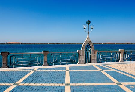 Even the lighting columns of the Abu Dhabi Corniche express themselves with an arabesque archのeditorial素材