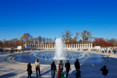 The U S  National World War II Memorial in Washington DC, USA  It commemorates Americans who served in the armed forces and as civilians during World War II のeditorial素材