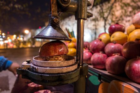 Making delicious pomegranate juice on the street, Jerusalemの写真素材