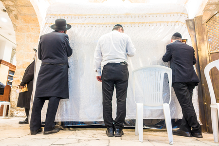 Men praying in Rachel's Tomb Synagogue, Jerusalem, Israelのeditorial素材