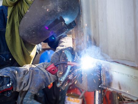 Operator welding machine structure by MIG welding