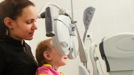 Mother and little girl - optometrist Checks Childs Eye - Children ophthalmologyの写真素材