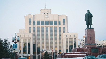 KAZAN, RUSSIA. 01-12-2018 - State institution and Lenin monumentのeditorial素材