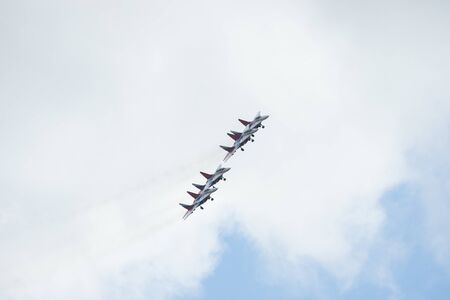 Kazan, Russian Federation - Oktober 27, 2018: Aerobatics performed by aviation group Strizhi. Airplanes fly in line. Telephoto shotのeditorial素材