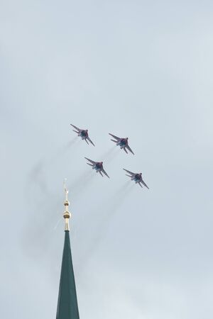 Kazan, Russian Federation - Oktober 27, 2018: Aerobatics performed by four planes of aviation group of Military-air forces of Russia Strizhi . Telephoto shotのeditorial素材